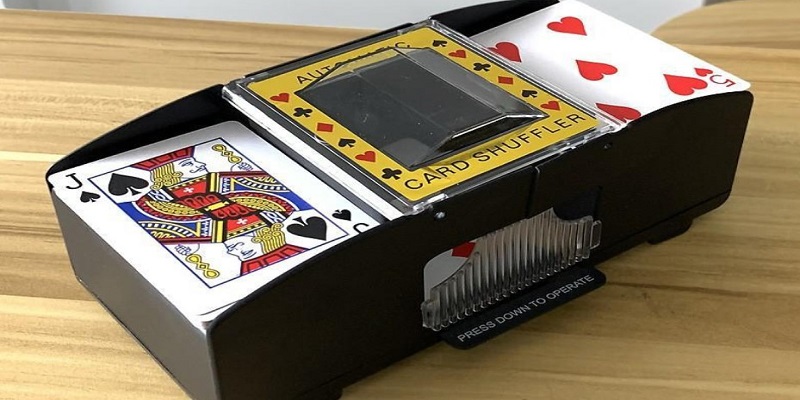 Máy chia bài Poker là gì